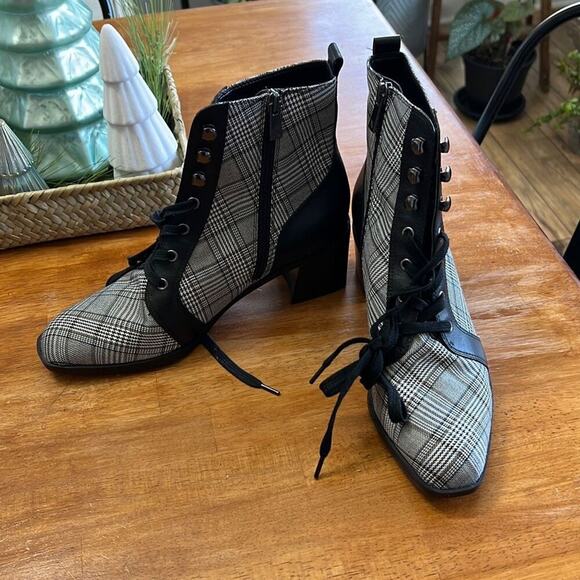 NEW Naturalizer size 7.5 Sevilla plaid and black booties boots - Picture 3 of 5